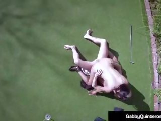 Meximilf gabby quinteros magnificent गड़बड़ पर गोल्फ हरा.