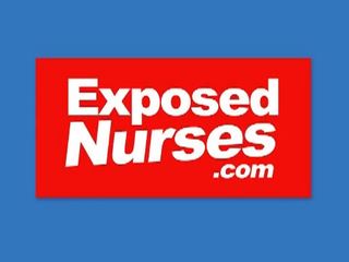 Exponerad sjuksköterskor: het sjuksköterska spelar med henne spekulumet