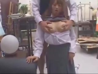 Tettona studentessa sfregamento cazzo con tette ottenere suo pelosa fica scopata su il divano in il ufficio