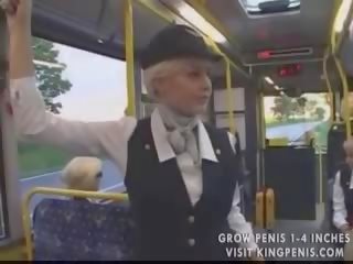 Busty tiếp viên công khai handjob trong các xe buýt