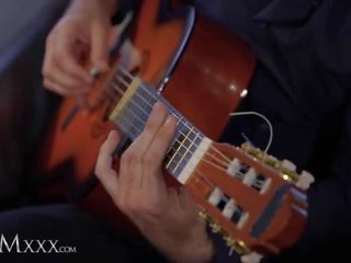 Momxxx guitar tutor daje desiring milf jennifer mendez velika obrazno