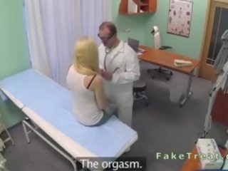 Sexy bionda scopata dottore