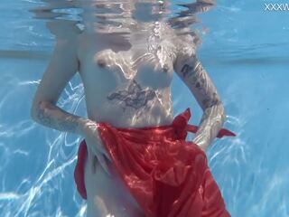 स्विम्मिंग पूल मुंहतोड़ erotics साथ mimi cica कपड़े पहने ऊपर