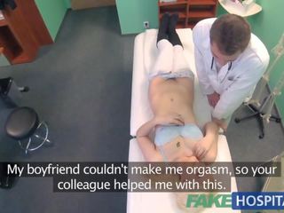 Võltsitud haigla arg patsient koos leotamine märg tussu pritsed edasi docs sõrmedega