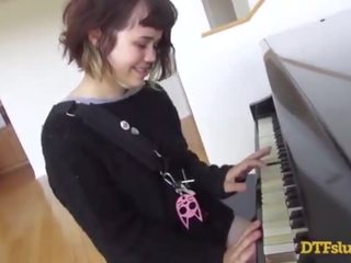 Yhivi shows af piano vaardigheden followed door ruw vies film en sperma over- haar gezicht! - featuring: yhivi / james deen