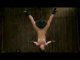 Момиче hanging upside надолу с вибратор в путка получаване на тя тяло измъчван с клипове бита от майстор в на тъмница