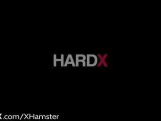 Hardx barmfager mia li cums hardt fra dyp anal boring.