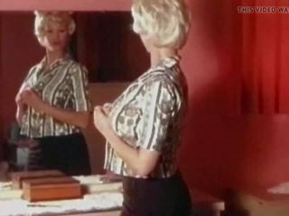 Que sera sera -vintage 60s krūtainas blondīne izģērbjas: x nominālā filma 66