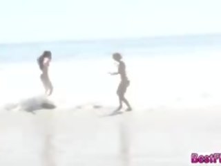Bukuroshe zonjat surfing për i madh i vështirë dicks në the plazh
