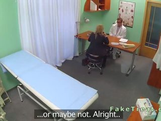 Bionda commessa scopata in falso ospedale