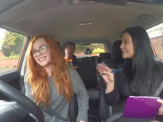 उल्लू बनाना driving स्कूल उल्लू बनाना प्रशिक्षकों हॉट कार बकवास साथ बस्टी ब्लोंड ढीठ लड़की