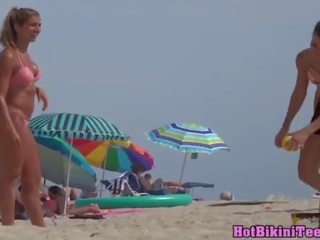 Genit cocok rambut pirang remaja besar bokong kamera pengintai orang yang menikmati melihat seks pantai