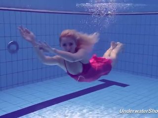 Proklova लेता है बंद बिकिनी और swims नीचे पानी