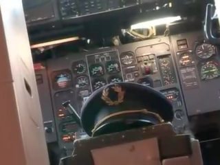 Stewardessa przedstawia jak do idealne jazda na za kutas