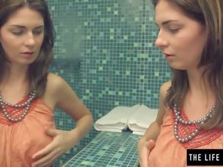 Captivating bruneta hodinky seba v the zrkadlo ako ona masturbuje dospelé video videá