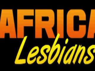 Real afrikane lezbike çift duke e bërë jashtë seancë në publike park prepares në super dhe i rëndë banjo stimulim me gisht
