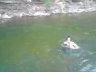 Het och bystiga amatör tonårs baben simning naken i den flod - fuckmehard.club