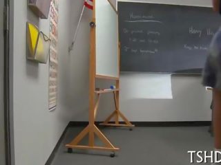 Učitelj drills šolarka