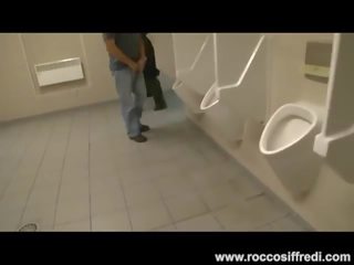 Pubblico toilette cazzo con tettona pupa