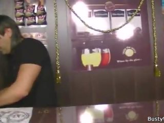 Milzīgs barmaid jāšana dzimumloceklis pie darbs