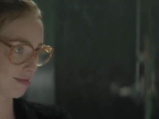 Freya mavor - den dame i den bil med briller og en pistol (2015)