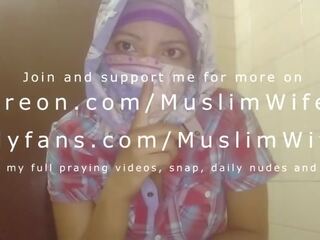 Real Arab عرب وقحة كس Mom Sins In Hijab By Squirting Her Muslim Pussy On Webcam ARABE sex video sex movs