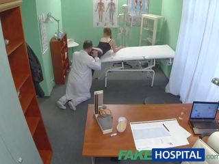 Fakehospital doktor dostane len čo on chcel od príťažlivé pacient