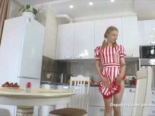 Kristinka мастурбира с играчка в dining стая мръсен филм vids