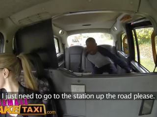 Žena falešný taxi zpět místo výstřik od prsatá blondýnka řidič pro šťastný knoflíček