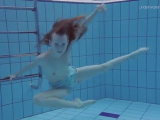 Berbulu alat kemaluan wanita berenang telanjang anna netrebko