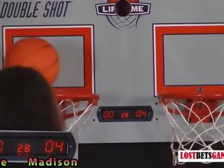 दो अडॉरेबल लड़कियों खेल एक गेम की स्ट्रीप बास्केटबॉल shootout