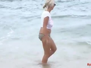 Chloe går toppløs på en dag ved den strand - offentlig porno