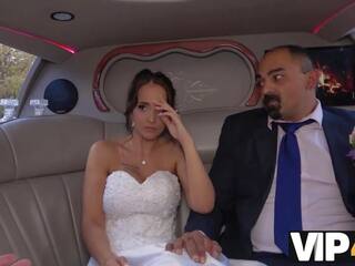 Vip4k. emocionado novio en boda vestido fools alrededor no con futuro marido