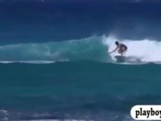Nu badass filles apprécié eau surfing avec la réel pro