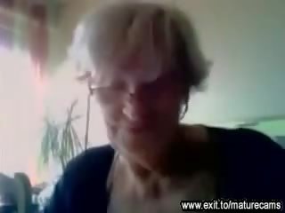 55 ปี เก่า รุ่นยาย แสดงให้เห็นว่า เธอ ใหญ่ นม บน แคม วีดีโอ