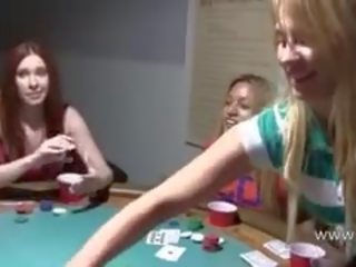 Młody dziewczyny pieprzyć na poker noc