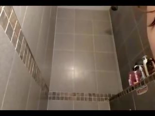 Sexy brünette dusche haar brushing und striptease lange