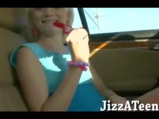Крихітна дівчина moretta любить льодяник на паличці і секс