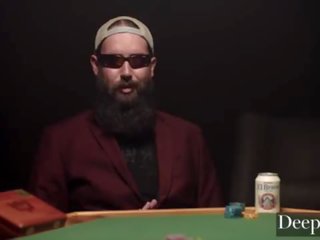 Deeper&period; gambler bets onun büyüleyici yüzme içinde yüksek stake irklararası grup seks