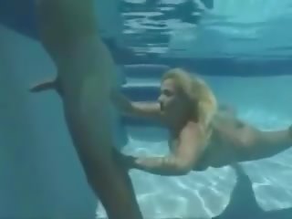 Di bawah air kejutan mengisap penis, gratis gratis mobil mengisap penis kotor video film