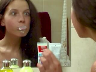 Peeping 湯姆 watches 年輕 枯瘦 模型 anoushka brushing 她的 牙齒!