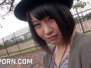 Super japoneze vajzë +18 përdorim i rritur kapëse lodra në një park në tokyo