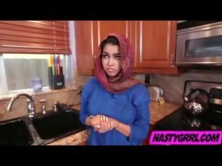 Hijabi נערה ada יש ל ל למצוץ זין ו - obey