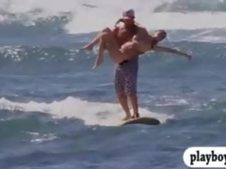 벌거 벗은 badass 아가씨 즐겨 물 surfing 와 그만큼 현실 찬성