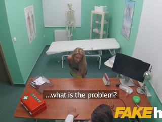 Väärennös sairaalan makea blondi venäläinen syö docs kumulat jälkeen doggykuvatyylin helvetin