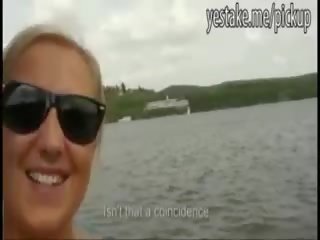 Bystiga blondin blir paid för visning henne enormt klantskallar på en båt