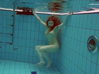 Sedusive berenang telanjang balkan remaja vesta