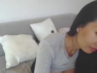 Sensual asiática leilee webcam provocação em o sofá: grátis porno 0e